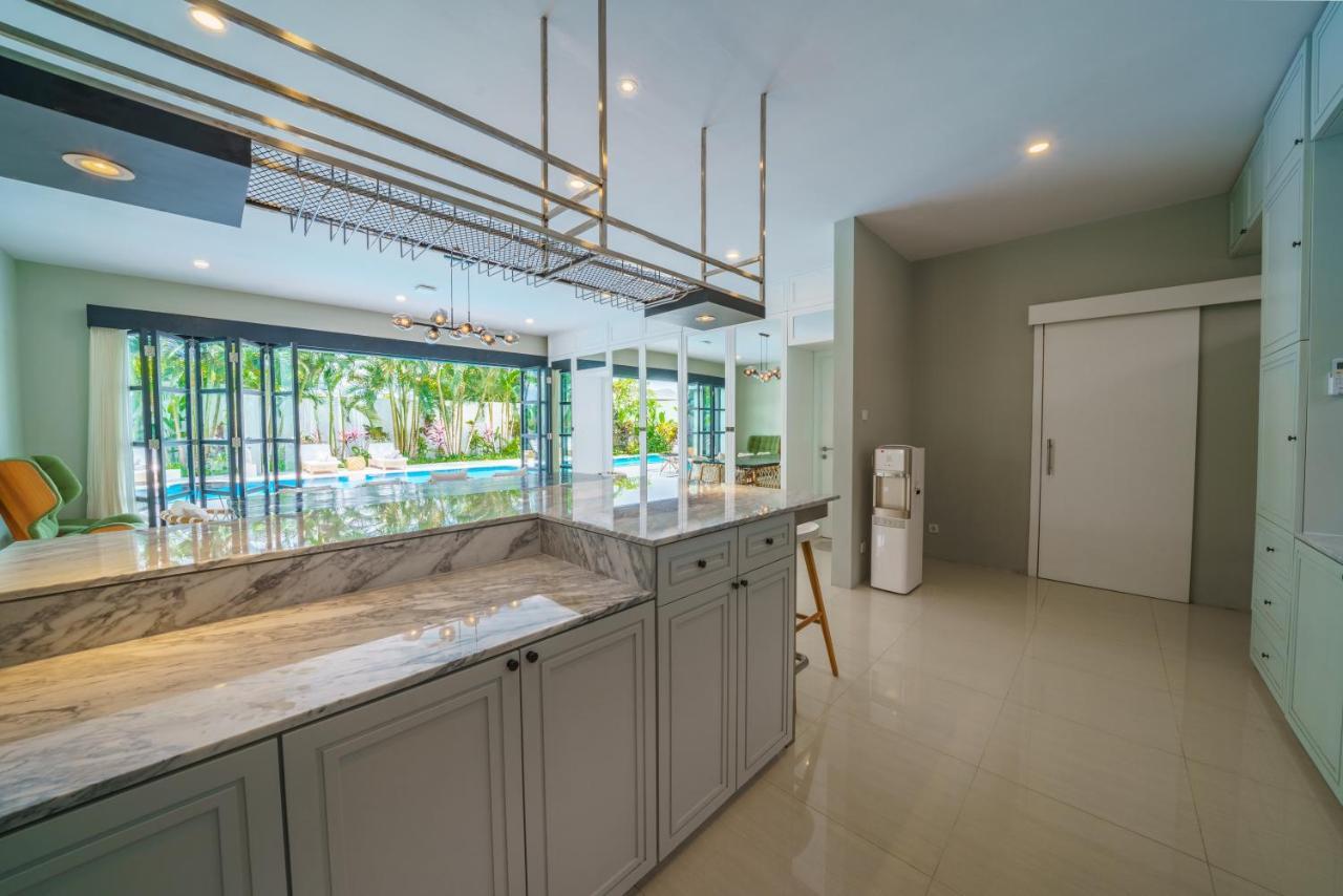 Villa Okenada - Modern 5-Bedroom Pool Villa In Berawa! Canggu Eksteriør billede